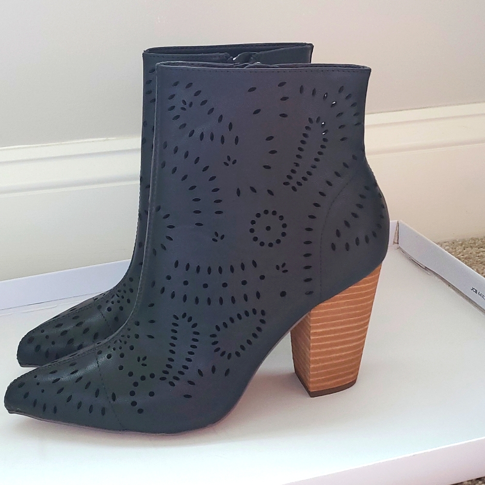 BEAUTIFUL BLACK EYELET -Carlos Santana Taryn Booties 8M.